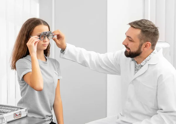 Doctor holding eye equipment — Stock Photo, Image