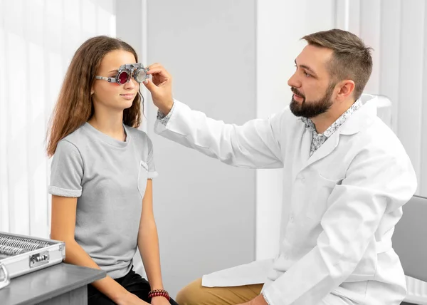 Lekarz przytrzymujący sprzęt do oczu — Zdjęcie stockowe