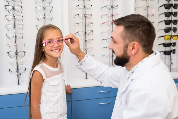 Dziewczyna i lekarz wybrać okulary — Zdjęcie stockowe