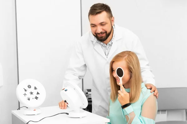 Okulista bada nastolatkę w klinice — Zdjęcie stockowe
