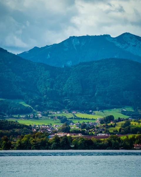 Vue du grand lac Traunsee de Gmunden — Photo