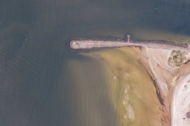 Baltık deniz kıyı şeridinde deniz feneri ile dalgakıran.