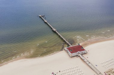 İskelenin havadan yukarıdan aşağıya görünümü, Baltık Denizi kıyı şeridi, Kuzey Almanya.