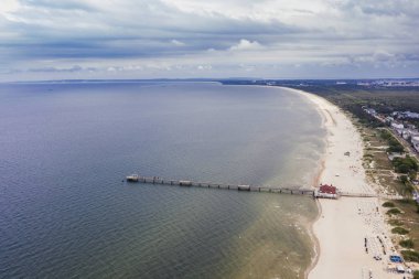 Baltık denizi kıyı şeridindeki Heringsdorf iskelesi, Kuzey Almanya.
