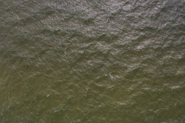 su yüzeyinin üstten görünümü.