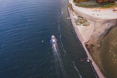 Limana dönen tekne, Swinousjcie, Kuzey Polonya.