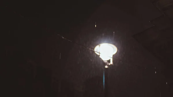 街灯前の豪雨 — ストック写真
