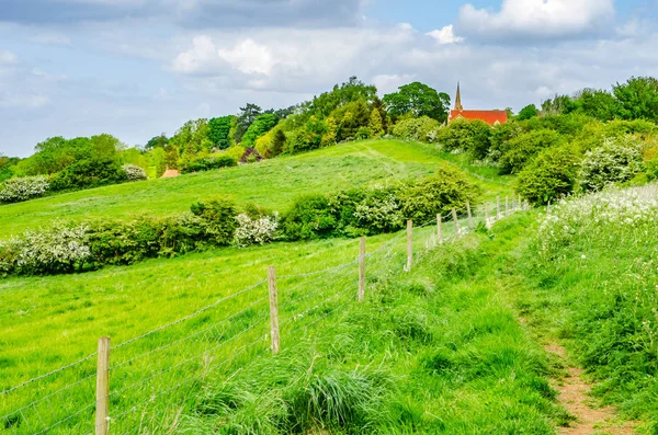 Caminho Que Conduz Através Campos Verdes Para Igreja Lincolnshire Inglaterra — Fotografia de Stock