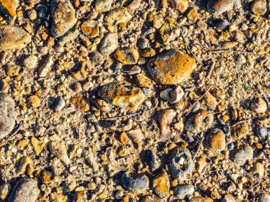 Taş ve çakıl yerdeki yağmur ıslak bir parça şekillendirme.