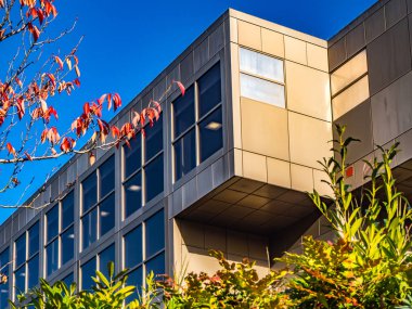 Windows ve mavi gökyüzü, İngiltere ile Modern Ofis Binası