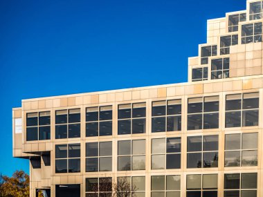 Windows ve mavi gökyüzü, İngiltere ile Modern Ofis Binası