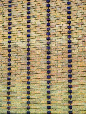 Sarı tuğla tuğla siyah hatları ile çalışır