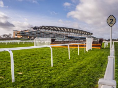 Ascot Racecourse, Ascot, Berkshire, İngiltere - Şubat 2019 tabii görüntülemek ve Tribün. Çit ve yeşil çim ile.