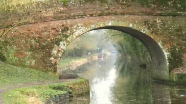 Kennet ve kışın Avon kanalı Wiltshire England köprüde. Tuğla kemerli köprü ile