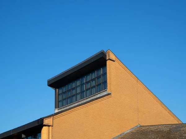 Exterior de techo moderno con ventana contra cielo azul — Foto de Stock