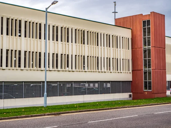 Bracknell, Berkshire İngiltere 12 Ekim 2018: Arabayı park önünde yol ve merdiven ile uzun çıtalı duvar — Stok fotoğraf