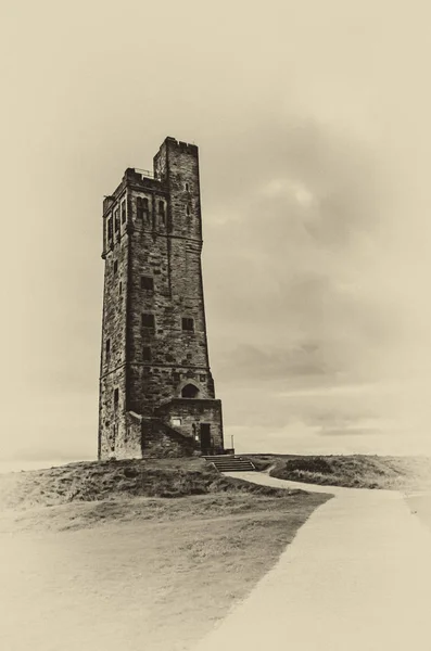 Huddersfield, West Yorkshire, Inglaterra 20 de septiembre 2107: Victoria Tower Castle Hill Huddersfiled. Torre de piedra en la colina con camino —  Fotos de Stock