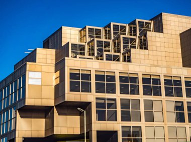 Bracknell, Berkshire, İngiltere'de 13 Kasım 2018: windows ve mavi gökyüzü ile Modern ofis binası