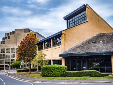 Bracknell, Berkshire İngiltere 12 Ekim 2018: Şehir merkezi ofis ve ticari binalar ve yol.