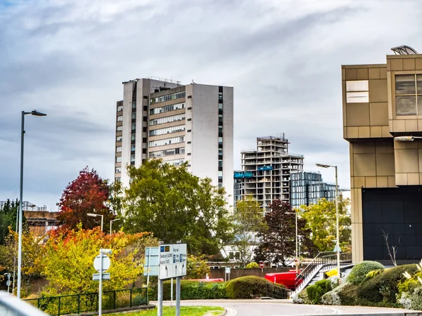 Bracknell, Berkshire Inglaterra 12 de octubre de 2018: Centro de la ciudad y edificios nuevos incluyendo léxico y pisos nuevos — Foto de Stock