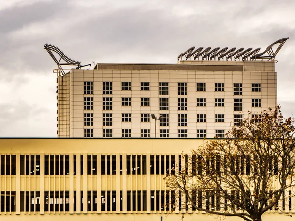 Bracknell, Berkshire Angleterre 12 octobre 2018 : Bâtiments de bureaux modernes et parking avec fenêtres . — Photo