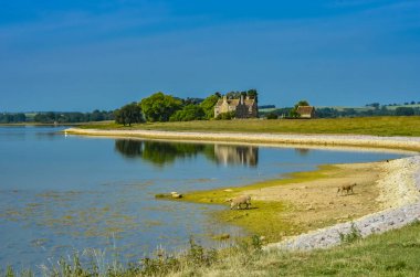 Rutland Suyu yazın Leicestershire 'da harabelerle dolu büyük bir rezervuar..