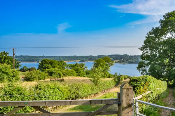 Rutland 'a doğru giden bir kapının üzerinden Leicestershire' da büyük bir su deposu görünüyor. — Stok fotoğraf