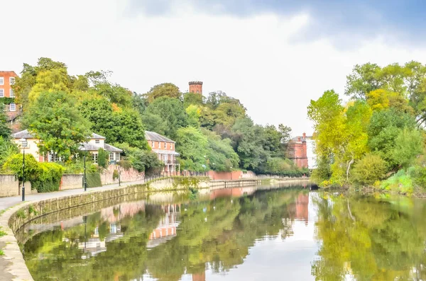 Shrewsbury Town Flod Scen Med Bostäder Träd Och Reflexion — Stockfoto