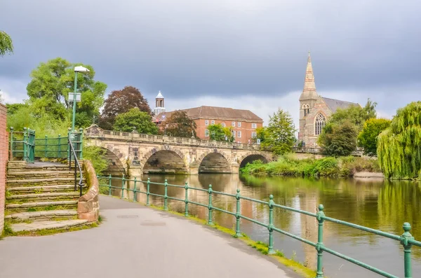 Shrewsbury Città Fiume Scena Con Ponte Chiesa Nessun Popolo Alberi — Foto Stock