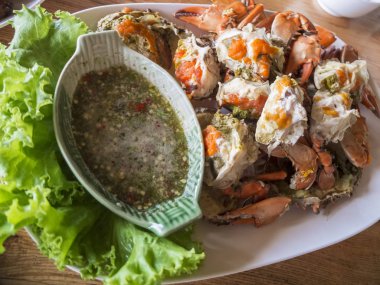 buharda pişmiş Yengeç Tay spicy seafood sos ile