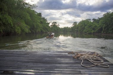 Tekne nehir Tur Tayland için sürükleyin