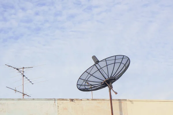 Satelit Tunggal Piring Berdiri Dengan Langit Yang Indah — Stok Foto