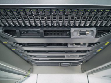 Sert götürmek veri merkezi kuruluşun içinde