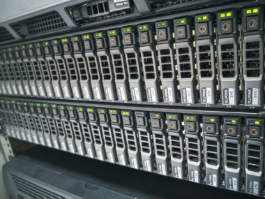 Sert götürmek veri merkezi kuruluşun içinde