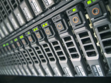 Sert götürmek veri merkezi kuruluşun içinde