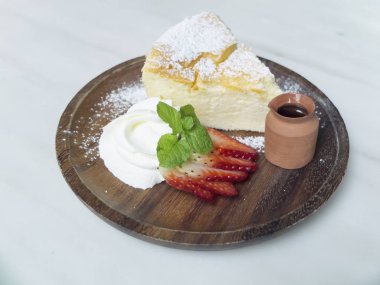 kek krem ve çilek göz çekici