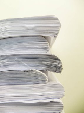 İş kavramı, ofis masasında tamamlanmamış belgeler yığını