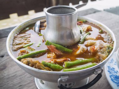 Turuncu Curry karides karışımı sebze ile 