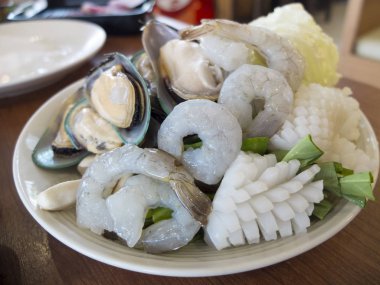 Deniz ürünleri mutfağı plaka masada