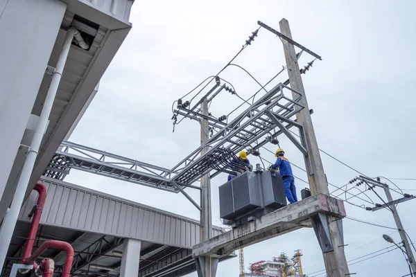 Stora elektriska transformatorer — Stockfoto