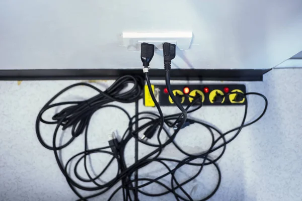 Zu viele Stecker in einer Steckdose — Stockfoto