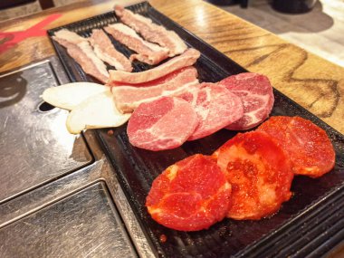 Dilimlenmiş et temiz, taze ve iştah açıcı