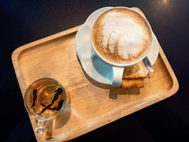 Beyaz kahve fincanını kapat.