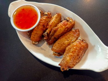 Kızarmış tavuk kanatları, lezzetli çıtır tavuk kanatları.