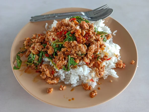 泰国菜饭配上炒猪肉和罗勒 — 图库照片