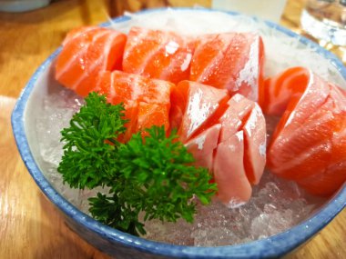 Karışık sebzeli somon salatası.