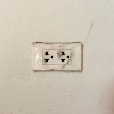 Bir soketçok fazla fişler , Çok fazla elektrik kullanma tehlikesi