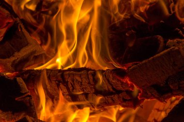 Yakacak odun ve odun kömürü ocağın alev yanan