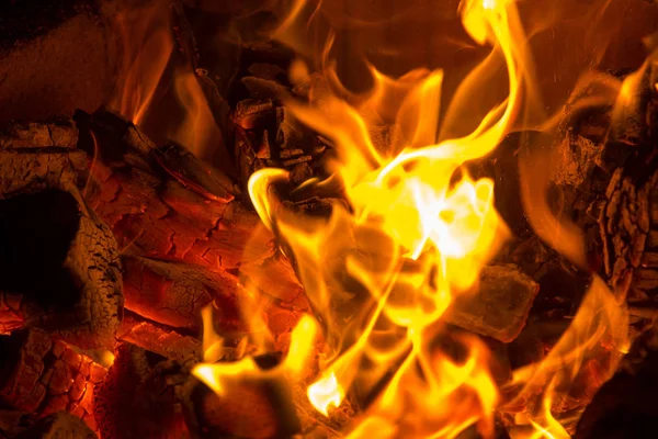 Спалювання дров і вугілля в полум'ї в каміні — стокове фото