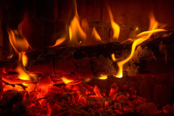 Спалювання деревного вугілля на фоні каміна — стокове фото